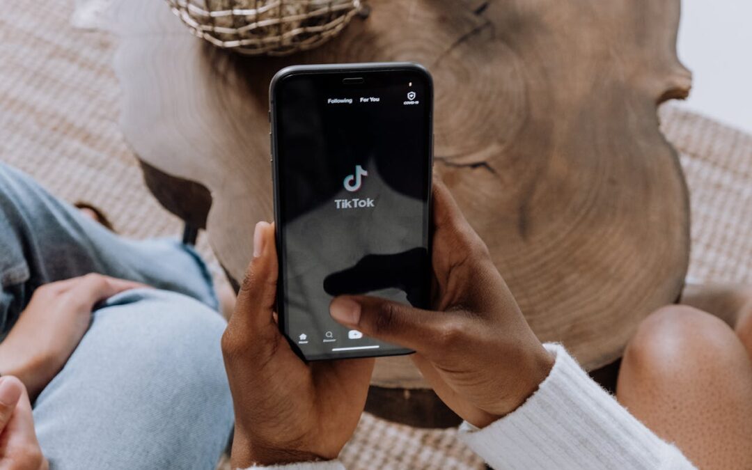 tiktok logo op zwart scherm