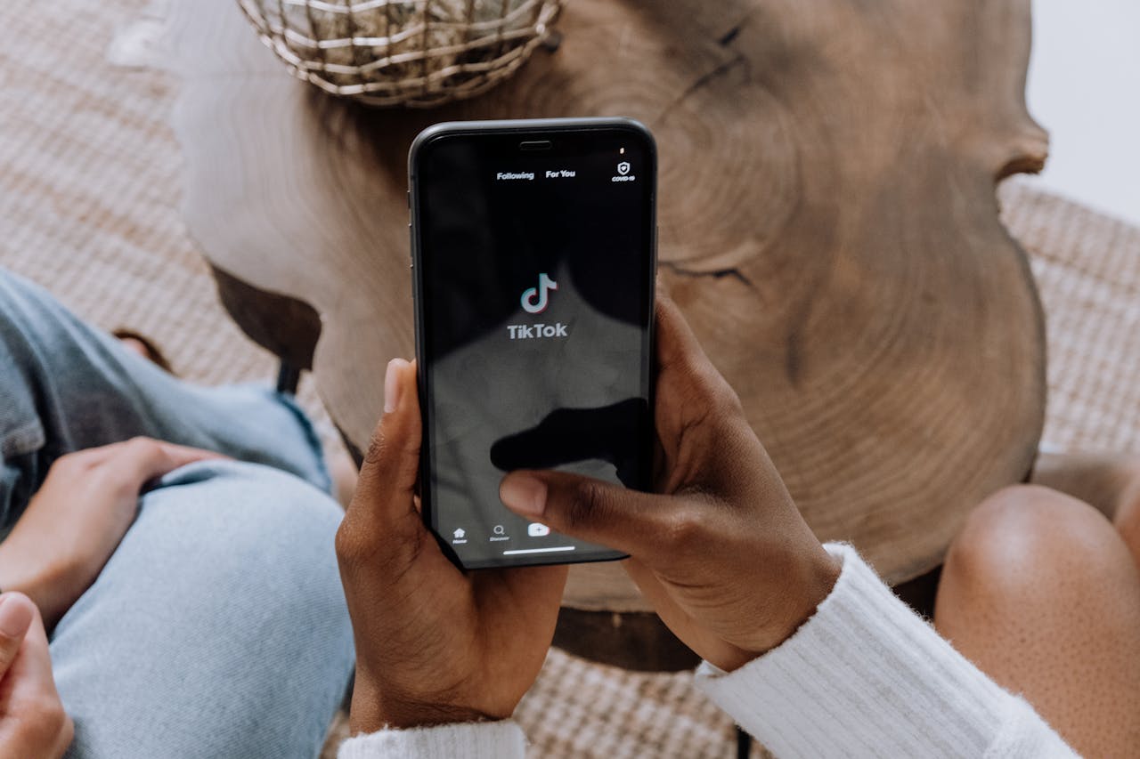 tiktok logo op zwart scherm